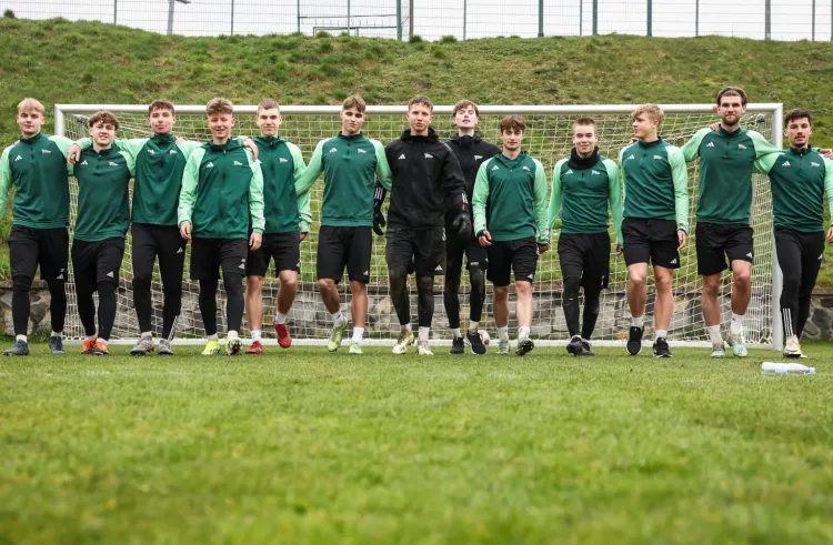 Wychowankowie Akademii Piłkarskiej Lechia Gdańsk na treningu pierwszej drużyny biało-zielonych.