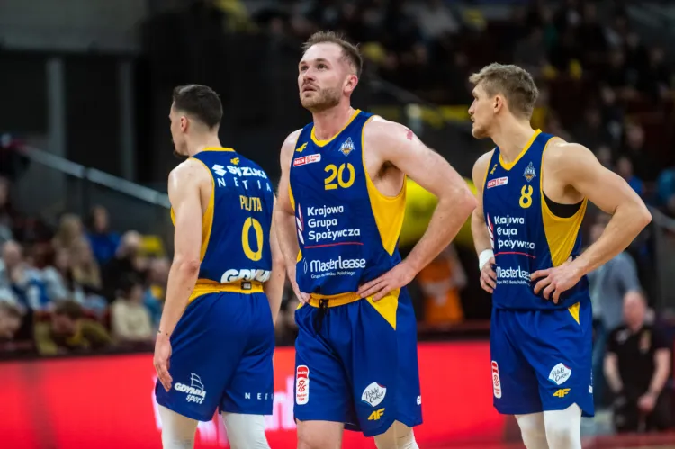 Krajowa Grupa Spożywcza Arka Gdynia musi wygrać, żeby być spokojna o utrzymanie, ale mecze wyjazdowe nie są mocną stroną koszykarzy. Żółto-niebiescy cztery z pięciu ostatnich meczów zagrają na wyjeździe. 