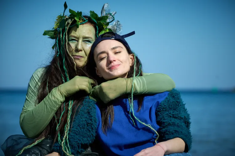 W "Śpiewie morza" główna bohaterka trafia na Starą Syrenę, która pomaga jej poradzić sobie z trudnymi emocjami. Na zdjęciu Jadwiga Sankowska (Stara Syrena) i Magdalena Gładysiewicz (Edwina).