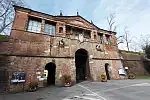 Porta San Pietro - jedna z trzech renesansowych bram we włoskim mieście Lucca. Jest częścią bardzo dobrze zachowanych nowożytnych fortyfikacji otaczających miasto.