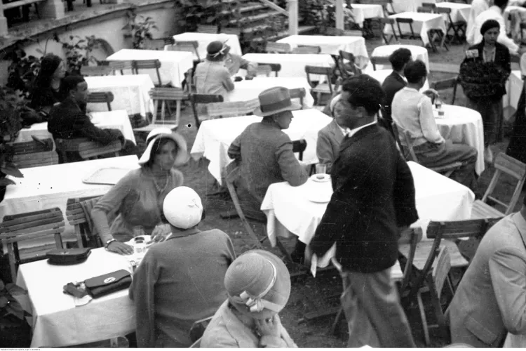Lipiec 1932 r. Goście siedzący przy stolikach jednej z gdyńskich kawiarni.