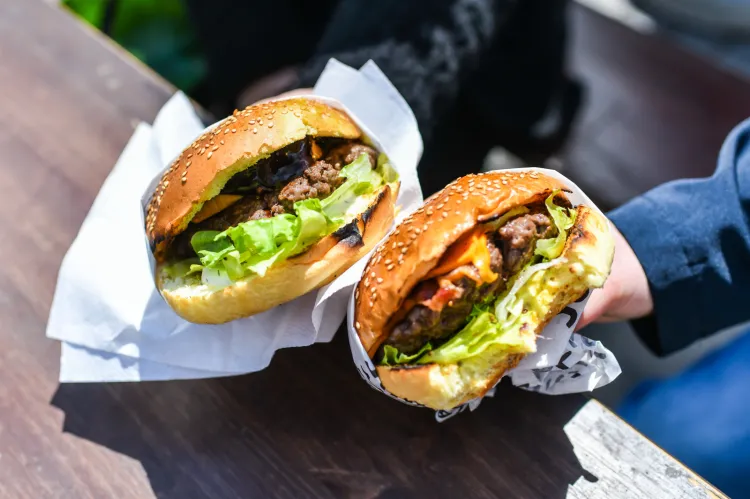 Tradycyjne z kotletem wołowym,  szarpaną wieprzowiną, z ciekawymi dodatkami, a może wege? Przyglądamy się, jakie burgery są aktualnie na topie.