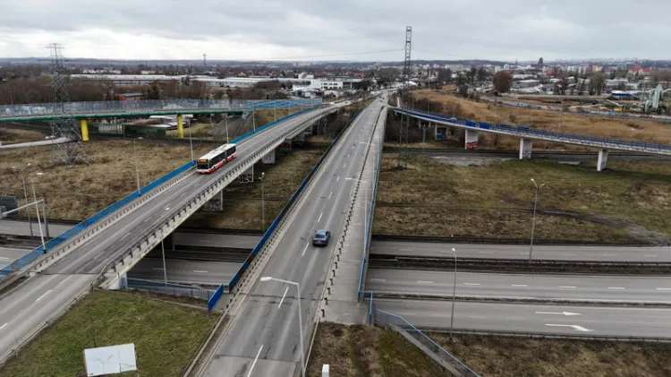 Przebudowa będzie dla wykonawcy niemałym wyzwaniem, bo pod wiaduktem przebiega sześć pasów Trasy Sucharskiego oraz dwutorowa czynna linia kolejowa, którą poruszają się pociągi towarowe do portu.