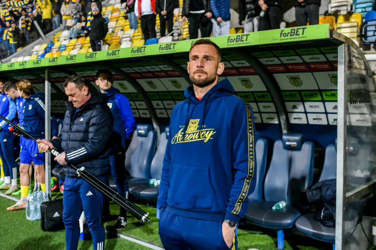 Wojciech Łobodziński uznał, że ceną za 3 punkty Arki Gdynia w meczu z Chrobrym Głogów było więcej jego siwych włosów i trochę krótsze życie. 