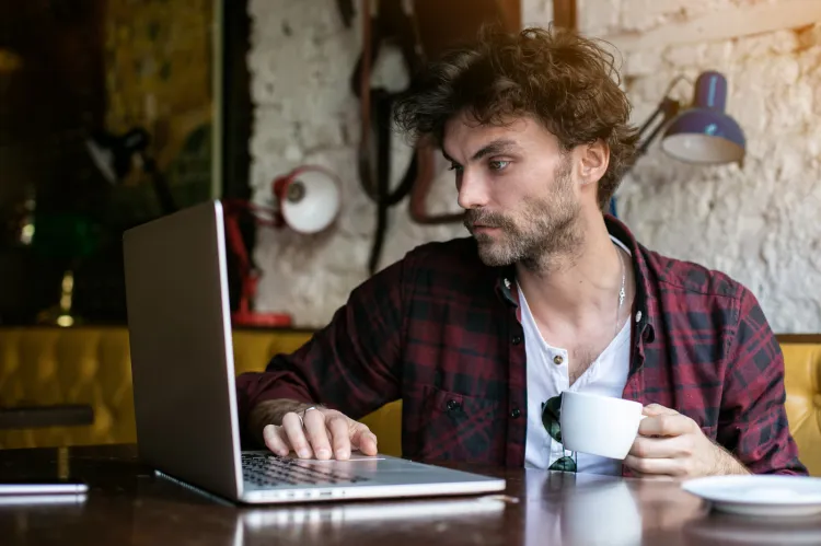 Coraz więcej osób zabiera laptopa do kawiarni, by tam popracować przy kawie. 