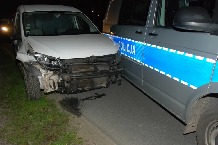 Pijany 44-letni Norweg swój rajd cudzym autem zakończył na boku radiowozu.