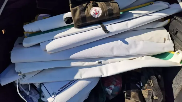 Banery wyborcze pomagają ludności cywilnej i żołnierzom w strefie wojny w Ukrainie - uszczelniają dziury w dachach, oknach, okopy. Zbiera je i wozi do Donbasu Stowarzyszenie HOPE działające w małopolskiej miejscowości Brzeszcze. 