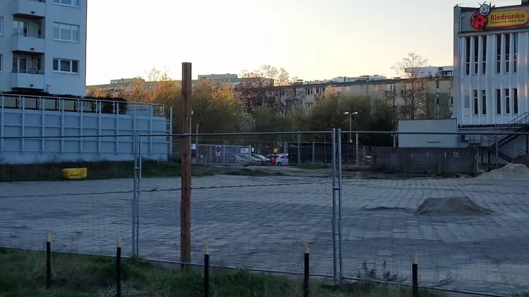 Plac, na którym wcześniej zalegał wrak Volvo. Teraz ogrodzony, przygotowany pod budowę wysokościowca. 