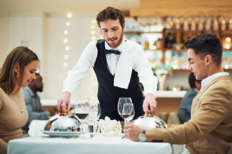Czy zawód kelnera to wciąż prestiżowa praca, która wymaga wiedzy i obycia?