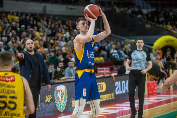 Krajowa Grupa Spożywcza Arka Gdynia po raz drugi w tym sezonie przegrała z MKS Dąbrową Górniczą. Najlepszym strzelcem gdynian był Jakub Szumert, który zanotował swój najlepszy występ na parkietach Orlen Basket Ligi. 