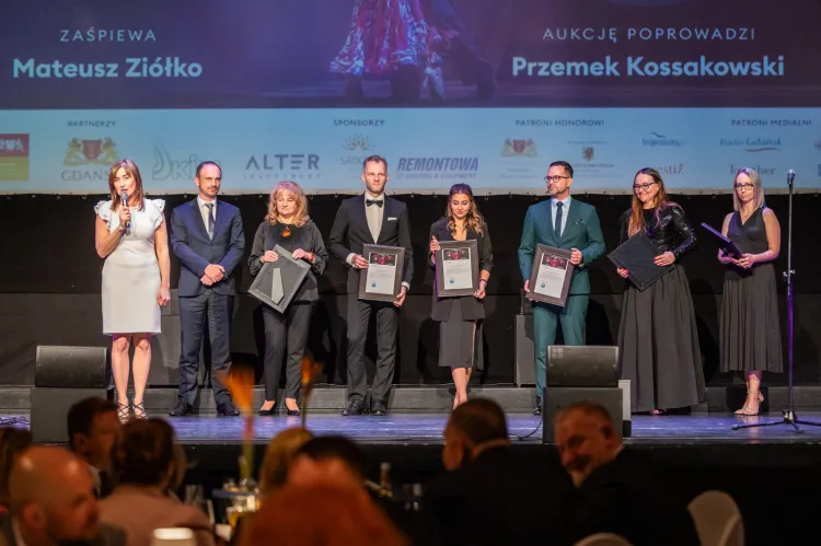 Podczas balu podziękowano sponsorom, wręczając pamiątkowe dyplomy.
