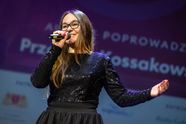 IV Bal Równych Szans. Na zdjęciu: prezes fundacji "Ja też" - Małgorzata Bulczak.
