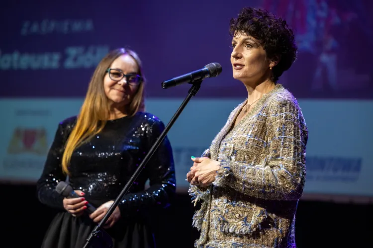 IV Bal Równych Szans. Prezes fundacji "Ja też", Małgorzata Bulczak i dyrektor Gdańskiego Teatru Szekspirowskiego - Agata Grenda.