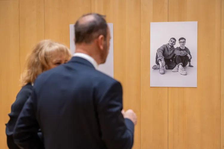 Bal poprzedził wernisaż wystawy zdjęć do kalendarza "emocje.poza.kadrem", w którym osoby z zespołem Downa wystąpiły wraz z celebrytami.