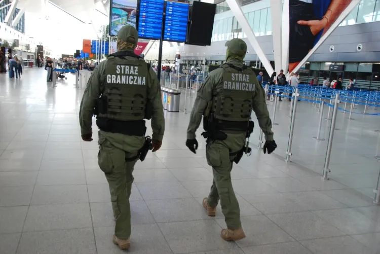Do akcji na lotnisku wkroczyli funkcjonariusze z Zespołu Interwencji Specjalnych.