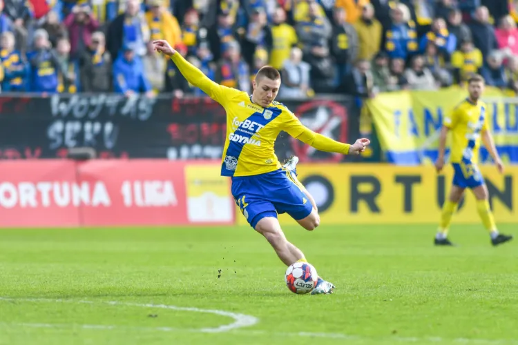 Kacper Skóra w tym sezonie Fortuna 1. Ligi zaliczył po 3 gole i asysty. Połowę tego dorobku uzyskał w meczach z Wisłą Płock. 