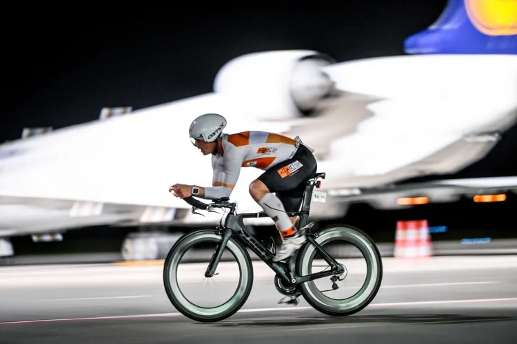 Nocny Duathlon to rzadka okazja, by móc wziąć udział w sportowej rywalizacji po pasie startowym gdańskiego lotniska.