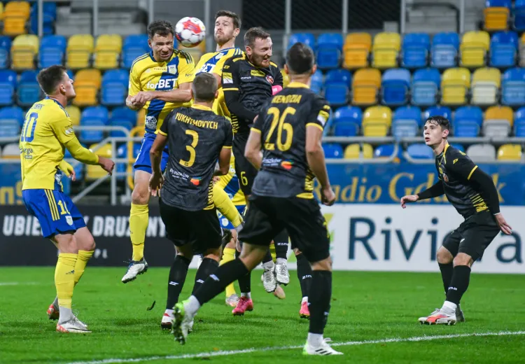 Arka Gdynia przegrała pierwszy raz od 11 grudnia 2023 roku, po 10 meczach z rzędu bez porażki. Miała zgasić Znicz Pruszków, a na drużynie z dołu tabeli się "sparzyła".