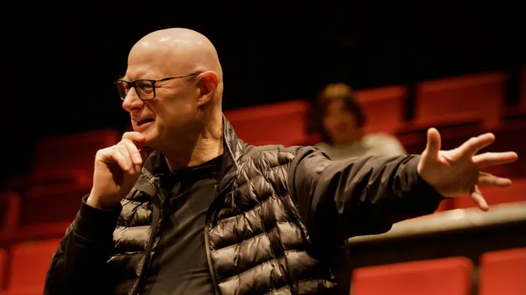 "Ludzie często boją się teatru, boją się, że tego nie zrozumieją. Nie ma takiego lęku, gdy ktoś idzie na wystawę do galerii sztuki współczesnej. Idzie i nie boi się, że ktoś zobaczy, że nie zrozumiał. W teatrze jest ten lęk. Niepotrzebny, moim zdaniem".