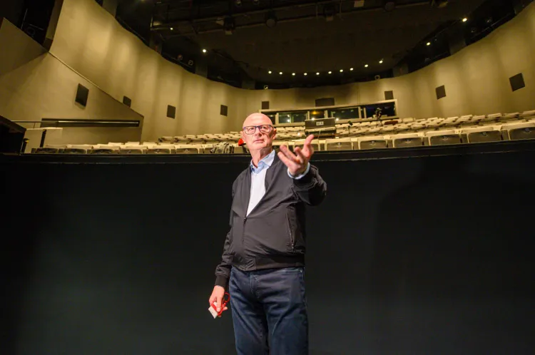 Adam Orzechowski oprowadza po Teatrze Wybrzeże po kilkuletnim remoncie.