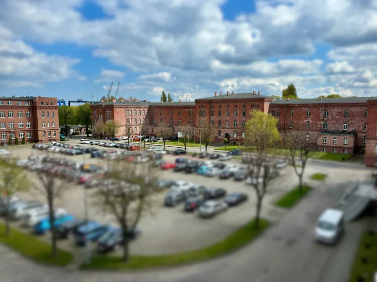 Remont ceglanego gmachu ma kosztować 35 mln zł (fragment zdjęcia rozmyty ze względu na pojazdy zaparkowane na zamkniętym terenie SG). 