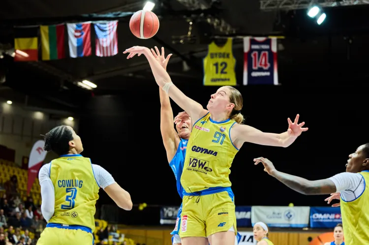 Kamila Borkowska (w środku) nieco ponad miesiąc temu zakończyła sezon z VBW Arką Gdynia w Orlen Basket Lidze Kobiet z brązem. Aktualnie gra w Meksyku, a wkrótce okaże się, gdzie będzie występowała od jesieni.