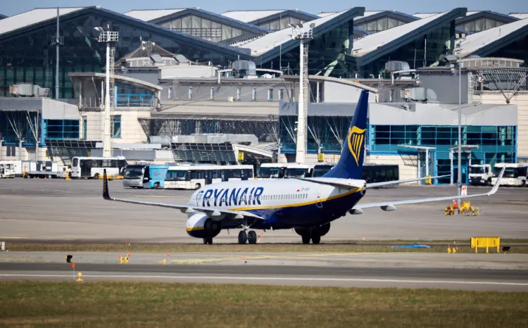 Samolot Ryanaira z Londynu do Gdańska został przekierowany do Poznania, ponieważ kontroler lotów nie był w stanie przyjąć jednocześnie wszystkich samolotów, które chciały wylądować w Gdańsku przed rozpoczęciem zawodów sportowych na płycie lotniska.