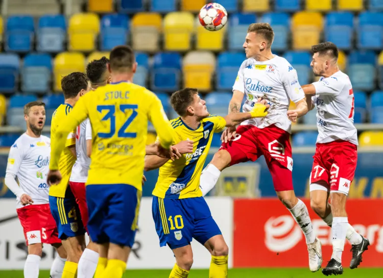 Karol Czubak (nr 10) nie zamierza poprzestać na 50. golach w Arce Gdynia, ale obecnie głównym celem jest zapewnienie drużynie awansu do ekstraklasy. Czy uda się to już po meczu z Podbeskidziem Bielsko-Biała? 