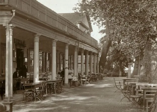 Pierwszy Dom Zdrojowy w Sopocie. Fotografia z 1877 r.