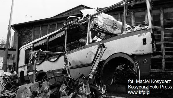 Wrak autobusu w zajezdni PKS Gdańsk po katastrofie drogowej 2 maja 1994 r.
