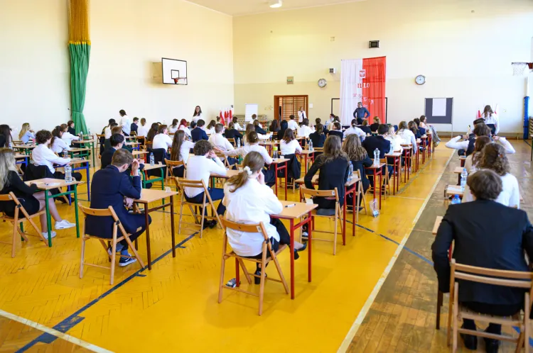 El jueves 9 de mayo a las 9:00 horas, los egresados ​​de bachillerato realizarán el examen de graduación de bachillerato en inglés para el nivel básico.