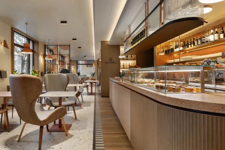Nowoczesny wystrój wnętrza restauracji Bistro Oliwa dodaje jej elegancji i stylu. 