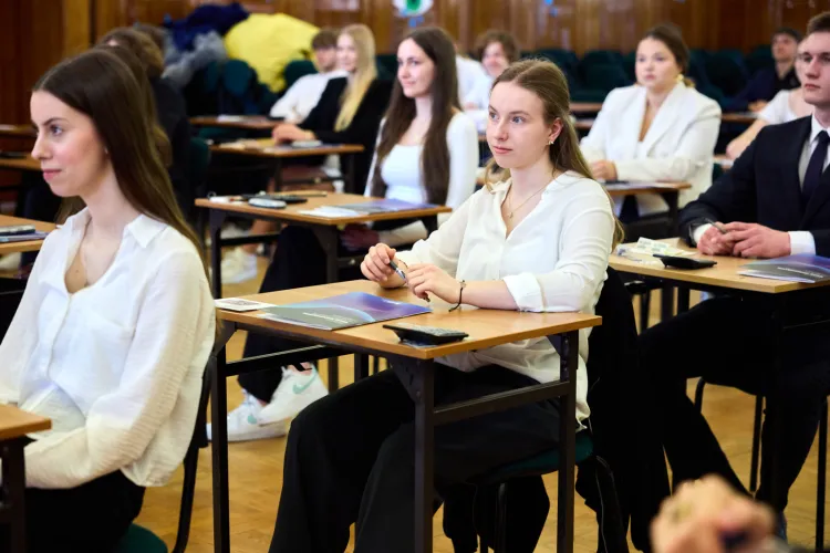 Matura z matematyki na poziomie podstawowym rozpoczyna się w środę, 8 maja 2024 r., o godz. 9.00. Zdjęcia z V LO w Gdańsku.