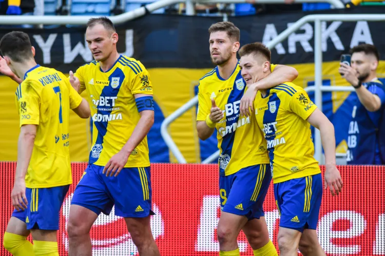 Kacper Skóra (z prawej) to młodzieżowiec Arki Gdynia, który opuścił boisko w ostatnim meczu. Natomiast Michał Marcjanik (drugi od prawej) to piłkarz, który w tym sezonie oglądał najwięcej żółtych kartek spośród piłkarzy żółto-niebieskich.