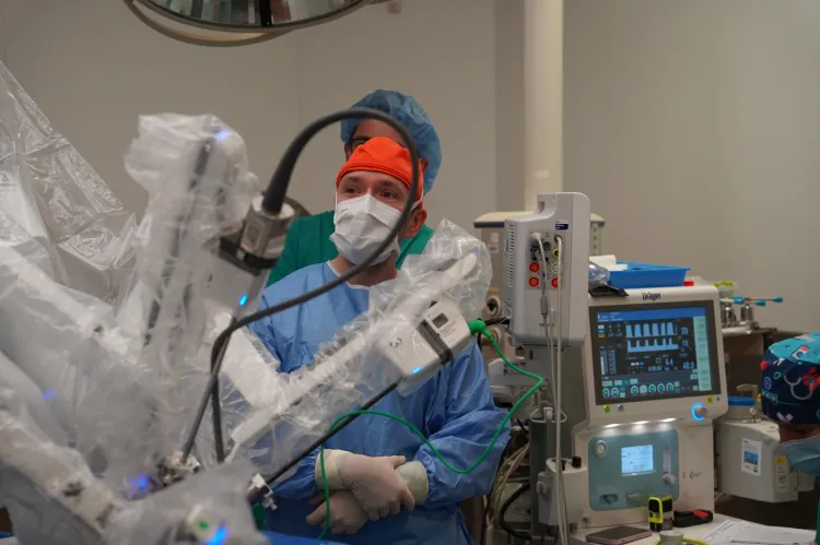 Pierwsza operacja przepukliny z wykorzystaniem robota. Wyleczono trzech pacjentów. 