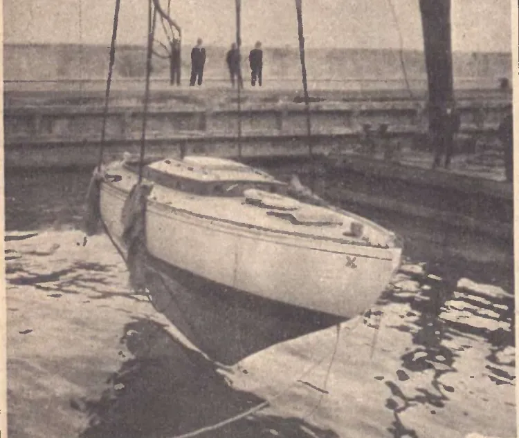 Pływający dźwig przypłynął ze Stoczni Gdyńskiej i na terenie przystani Jachtklubu Polskiego wodował statki, które sezon zimowy spędziły na lądzie.
