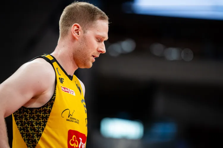 Trefl Sopot przegrał w trzecim meczu ćwierćfinału play-off Orlen Basket Ligi i pozostanie w Dąbrowie Górniczej do niedzieli. Jarosław Zyskowski (na zdjęciu) był najlepszym strzelcem sopocian w tym spotkaniu, zdobywając 18 punktów. 