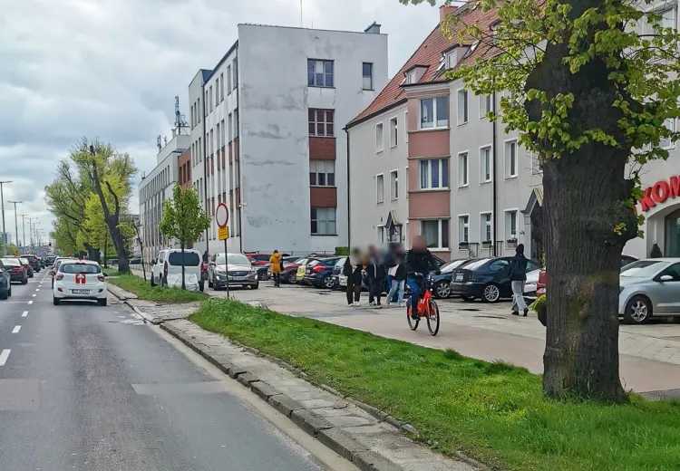 Jazda autem po drodze rowerowej, chodniku i parkowanie na zieleni to częsty widok w tym rejonie Gdańska.