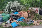 Sterty śmieci i nieopróżniane kontenery z odzieżą to kiepska wizytówka Chełmu. Urzędnicy mają nadzieję, że teren ten uda się uprzątnąć do końca tygodnia. 