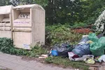 Sterty śmieci i nieopróżniane kontenery z odzieżą to kiepska wizytówka Chełmu. Urzędnicy mają nadzieję, że teren ten uda się uprzątnąć do końca tygodnia. 
