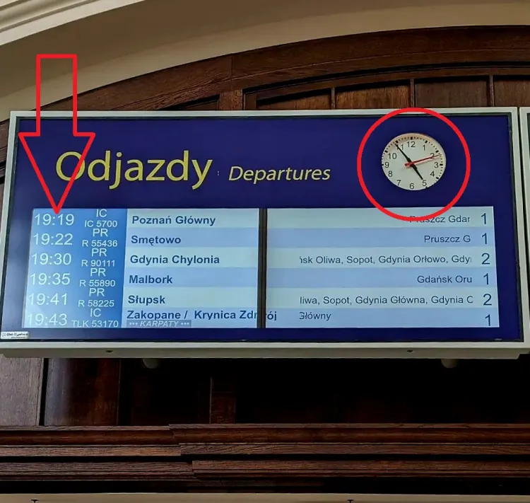 Zegar swoje, godziny odjazdów swoje - podróżni irytują się, że system informacji pasażerskiej na dworcu wprowadza w błąd.