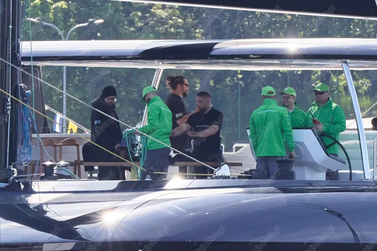 L'acteur Jason Momoa navigue sur un yacht de luxe dans la baie de Gdańsk. 