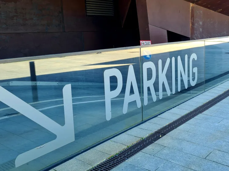Na parkingu pod ECS wkrótce staną nowoczesne parkometry, które mają być udogodnieniem dla gości muzeum.