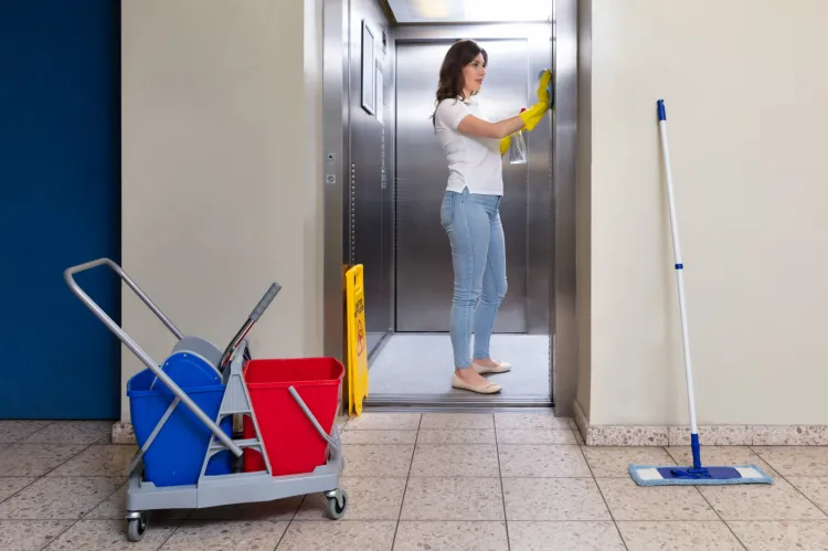 Usługi sprzątania we wspólnotach mieszkaniowych zazwyczaj stanowią istotny koszt w miesięcznych opłatach mieszkańców. Ceny zależą od zakresu usług, ich częstotliwości, wielkości powierzchni, a także renomy firmy. 