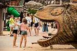 Park Ewolucji w Sławutówku zabiera odwiedzających w fascynującą podróż przez historyczne epoki Ziemi, od prehistorii aż po nowoczesność.