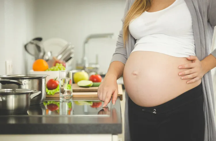 Prawidłowe żywienie zmniejsza ryzyko powikłań, w tym poronienia, niskiej wagi urodzeniowej, makrosomii płodu, ale także komplikacji wynikających z niedostarczenia płodowi odpowiednich minerałów i witamin. 