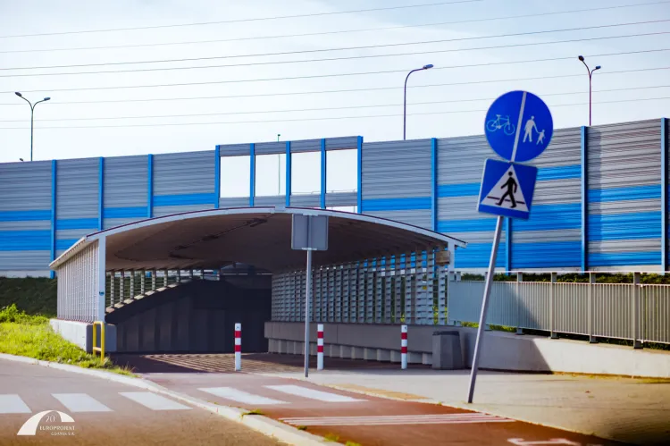 Przykładem tunelu pieszo-rowerowego przebiegającego pod ruchliwą trasą w Gdańsku jest obiekt oddany w 2013 r. powstały pod Trasą Sucharskiego.