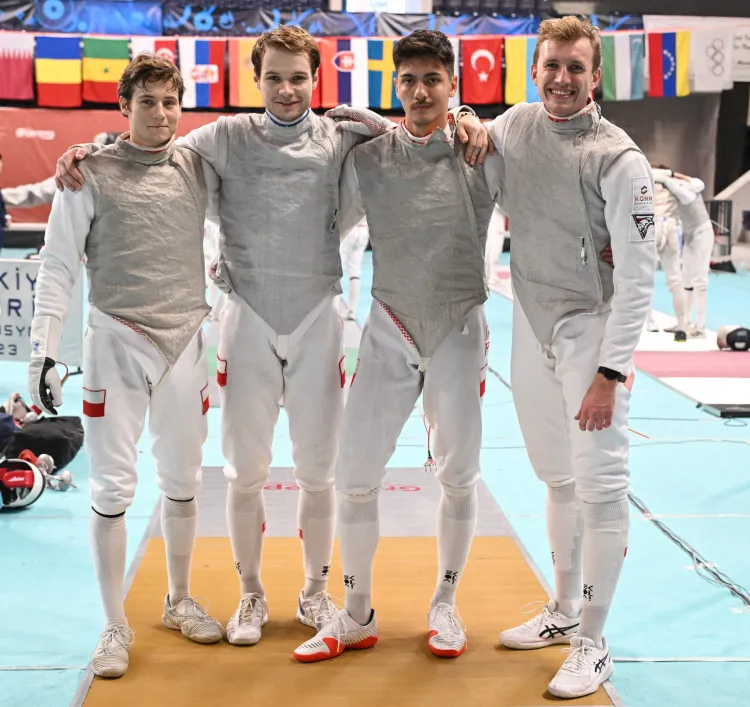 Tak ma wyglądać polska drużyna olimpijska we florecie mężczyzn, jeśli nie przeszkodzą względy zdrowotne. Michał Siess z AZS AWFiS Gdańsk pierwszy z prawej. 