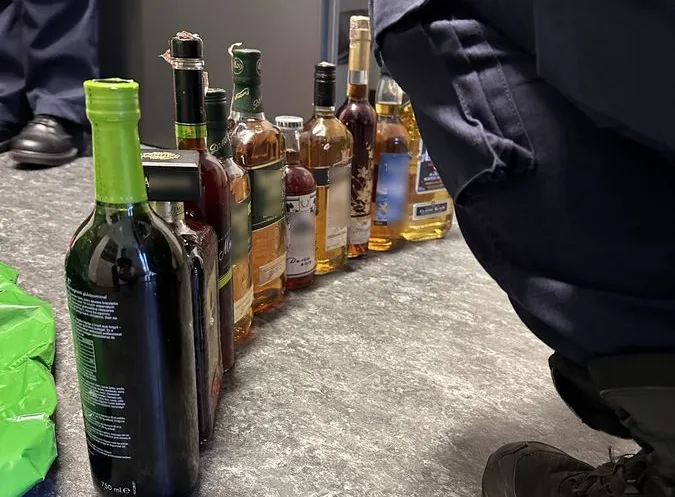 Były kucharz hostelu ukradł z niego 30 butelek alkoholu. Został zatrzymany, gdy spał na ławce.
