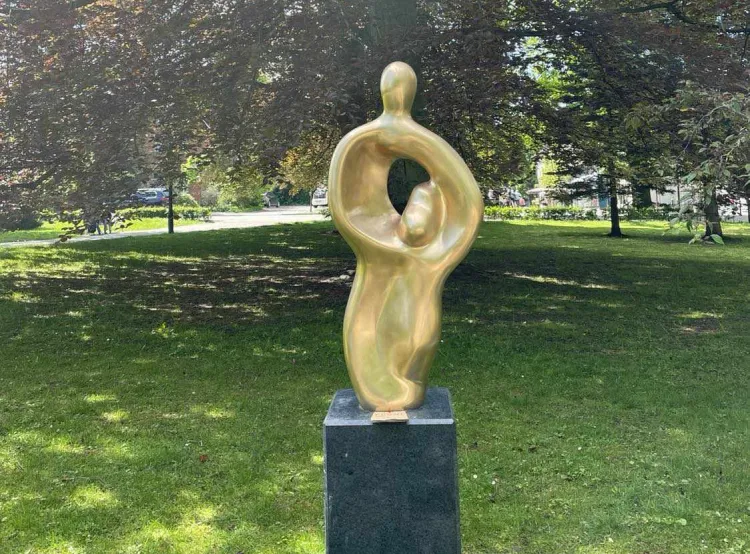 Rzeźba "Macierzyństwo" już stanęła w parku Herbstów w Sopocie.